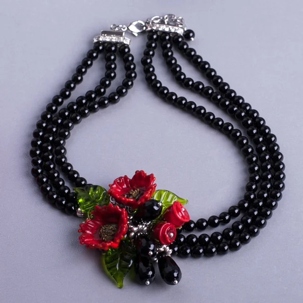 Tablo üzerinde mineral boncuk