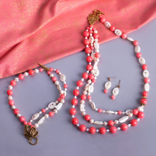 Tablo üzerinde mineral boncuk