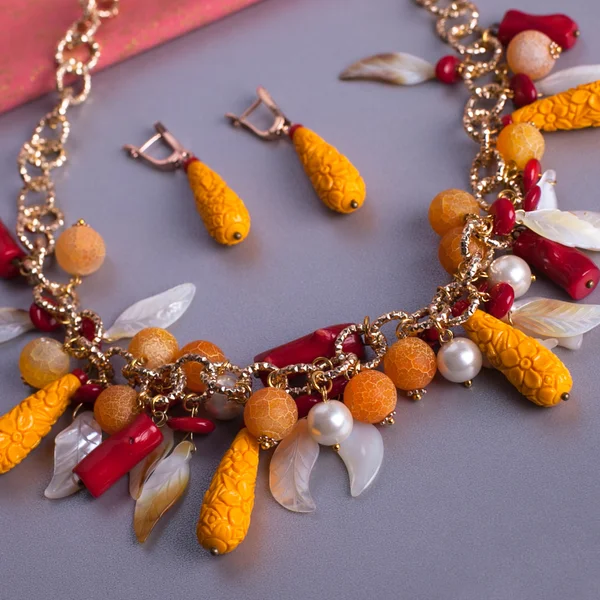 Tablo üzerinde mineral boncuk