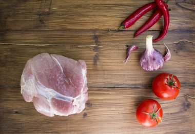 Domates, acı biber ve sarımsak domuz eti