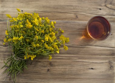 bir fincan çay ve bir buket düğünçiçekleri