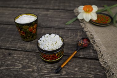 Peynir ve ekşi krema bir kase Khokhloma resim
