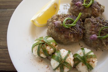 et köftesi pirinç topları ile yeşil soğan sarılmış