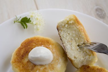 ekşi krema ve çiçekler erkeçsakalı Cheesecakes