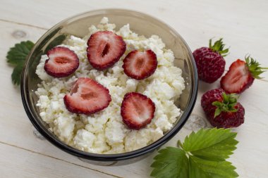 Yazlık cheesewithripe çilek, yaban strawberriesand Hanımeli, andmint yaprakları
