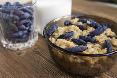 yulaf ezmesi çilek Hanımeli ve eski ahşap plakalar arka plan üzerinde içme yoğurt