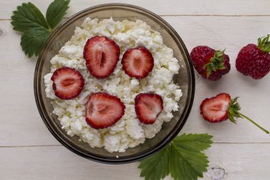 Yazlık cheesewithripe çilek, yaban strawberriesand Hanımeli, andmint yaprakları