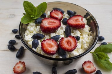 Yazlık cheesewithripe çilek, yaban strawberriesand Hanımeli, andmint yaprakları