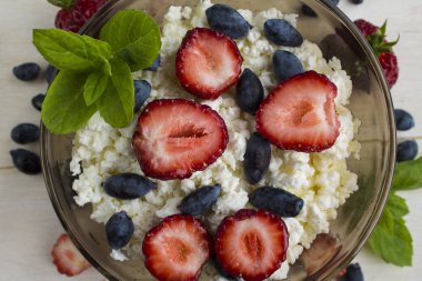 Yazlık cheesewithripe çilek, yaban strawberriesand Hanımeli, andmint yaprakları
