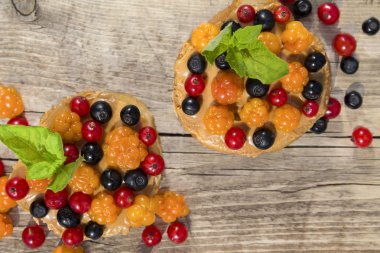 Fıstık ezmesi ve meyve cloudberries, yaban mersini ve kırmızı kuş üzümü ile beyaz ekmek tost