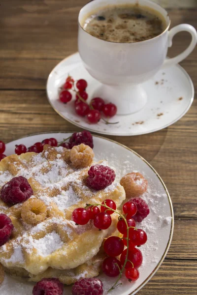 taze çilek, pudra şekeri ve bir fincan kahve ile tozunu ile yumuşak gözleme