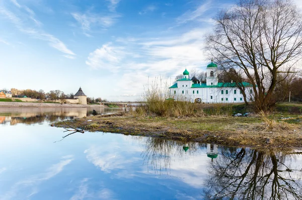 Iglesia ortodoxa cerca de río y reflexión. Pskov. Monasterio de Mirozhsky —  Fotos de Stock