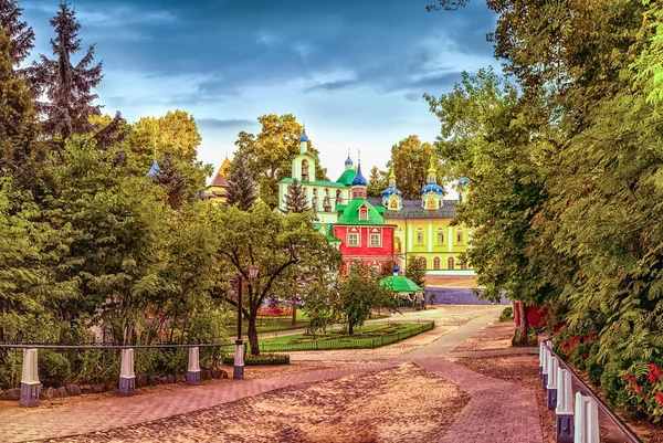 Kutsal Dormition Pskov-mağaralar Manastırı akşamları. Pechory, Rusya Federasyonu.