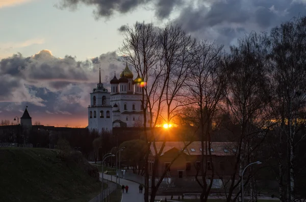Pskov Trinity katedrála. Západ slunce nad Pskov Kreml — Stock fotografie