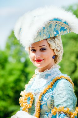 18. yüzyılda elbiseli genç kadın. 21 Haziran 2015, Peterhof