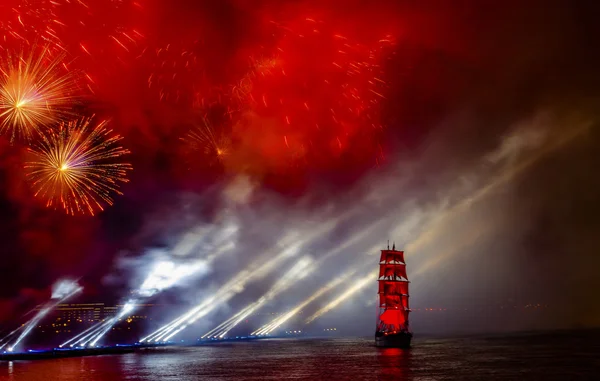 beyaz geceler Festivali sırasında kutlama kırmızı yelken göster,