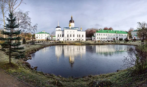 Yelizarovo. Yelizarov klooster in het noorden van Pskov. — Stockfoto