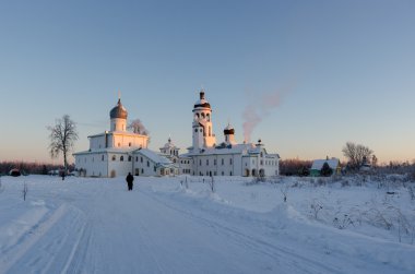 Kış günü Beyaz Rus ortodox manastırda. 