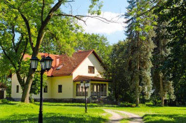 Büyük tek aile modern ev manzara ile evi önü