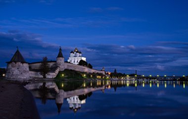 Pskov Kremlin ve Velikaya Nehri, büyük ve Pskov geceleri. 