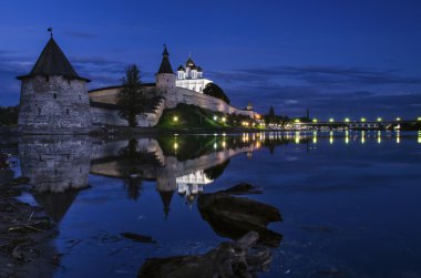 Pskov Kremlin ve Velikaya Nehri, büyük ve Pskov geceleri. 