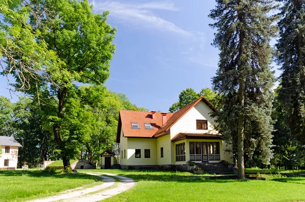 Vor dem Haus des großen Einfamilienhauses modernes Haus mit Landschaft — Stockfoto