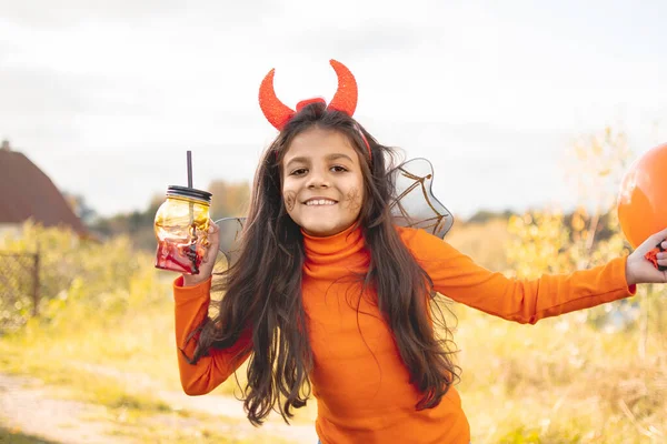 Les Enfants Halloween Portrait Fille Souriante Aux Cheveux Bruns Chapeau — Photo