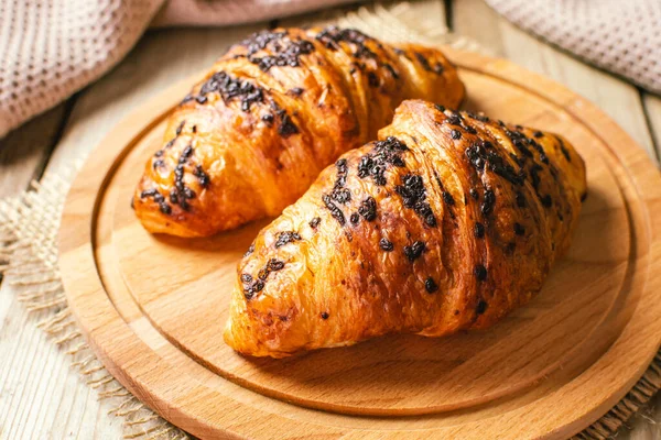 Croissants Recién Horneados Tabla Cortar Madera Vista Superior Panadería Casera — Foto de Stock