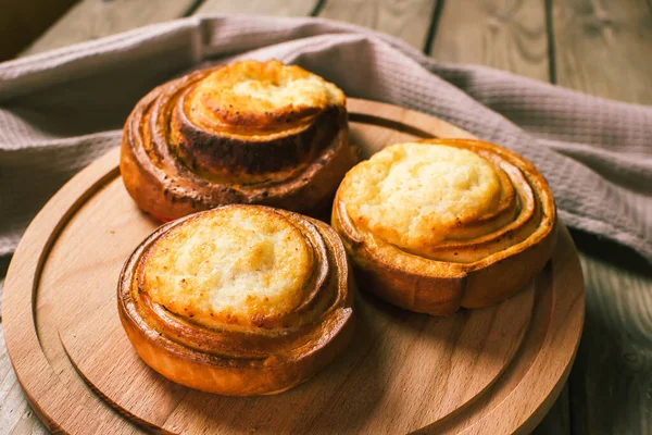 Süzme peynirli cheesecake. Geleneksel Rus mutfağı Vatrushka pastası. Yeni pişmiş..