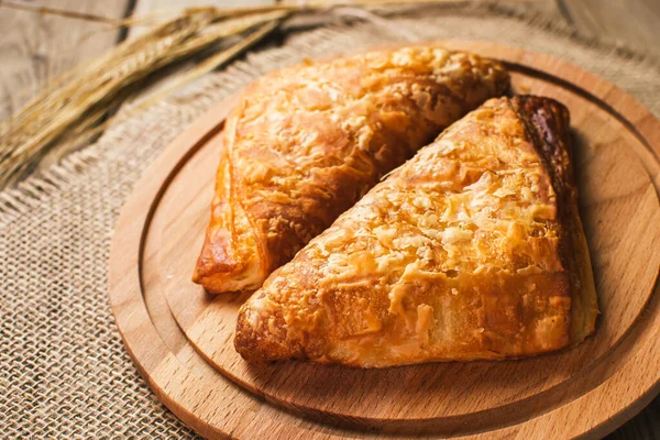 Burekas Enchido Com Queijo Uma Mesa Madeira Tábua Corte Fresco — Fotografia de Stock