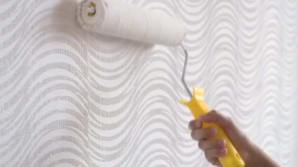 4k. Closeup of woman hands using paint roller while painting wallpaper white color, working indoors. — Stock Footage 4k. Closeup of woman hands using paint roller while painting wallpaper white color, working indoors. Stock Video
