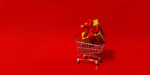 Shopping Cart Toy Gifts Large Box Red Background Copy Space — Stock Photo, Image