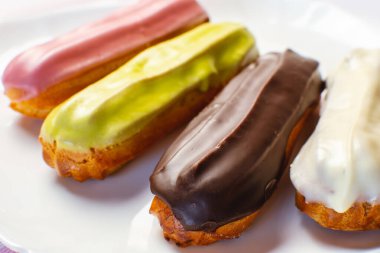 Beyaz bir tahtada farklı renkte ekinler. Fransız tatlı konsepti, Fransız mutfağı. Çay ya da kahve saati için tatlı..