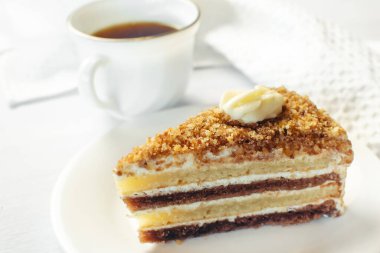 Pasta, Noel 'i ya da Sevgililer Günü' nü kutlamak için beyaz kaplama beyaz tabakta dilimlenmiş. Ya da online fırın teslimatı için. Çay fincanı