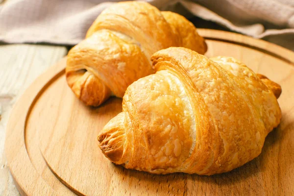 Croissants Recién Horneados Tabla Cortar Madera Vista Superior Enfoque Selectivo — Foto de Stock