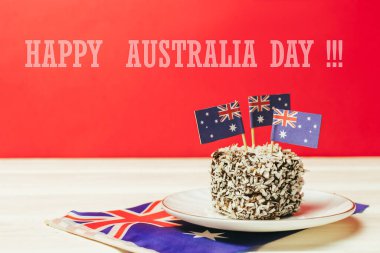 İkonik geleneksel Avustralya parti yemekleri, kırmızı, beyaz ve mavi arka planda Lamington kekleri. Avustralya bayrağı.
