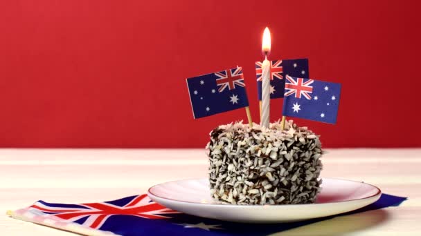 Торт Ламингтон со свечой. С Днем Австралии. — стоковое видео