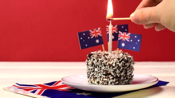 Tarta de Lamington con vela. Feliz día de Australia. — Vídeos de Stock