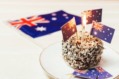 İkonik geleneksel Avustralya parti yemekleri, kırmızı, beyaz ve mavi arka planda Lamington kekleri. Avustralya bayrağı.