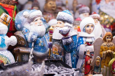 Beyaz Noel süsleri, market - Noel süslemeleri rafları. Noel peri mücevherleri koleksiyonu. Parlak yeni yıl oyuncakları. Mağazada dekoratif altın toplar. Yeni yıl ağacı için Noel alışverişi.