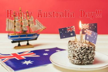 İkonik geleneksel Avustralya parti yemekleri, kırmızı, beyaz ve mavi arka planda Lamington kekleri. Avustralya bayrağı.