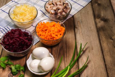 Rus salatasının kabadayıları. Patates, havuç, ringa balığı, yumurta. Kürk manto salatası altında geleneksel Rus ringa balığı.