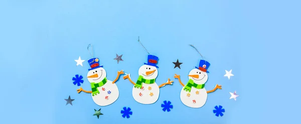 Árvore Natal Ornamentos Pendurados Peças Boneco Neve Fundo Azul Natal — Fotografia de Stock