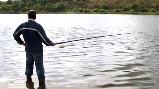Balıkçılar göle ya da nehre olta attı. Gölde balık tutmak. — Stok video