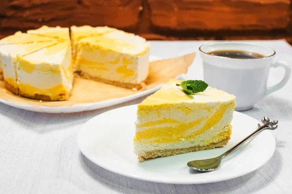 Naneli limonlu cheesecake dilimi. Sağlıklı organik yaz tatlısı..