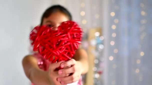 Κόκκινη Καρδιά Κοντά Στα Χέρια Του Μικρού Σκούρα Μαλλιά Χαμογελαστό — Αρχείο Βίντεο
