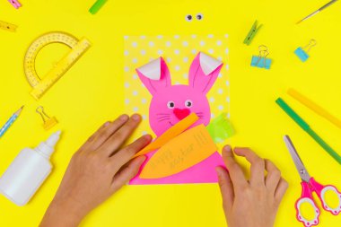 DIY ve çocukların yaratıcılığı. Adım adım: Tavşan ve havuçlu bir Paskalya kartı yap. Çocuklar el yapımı Paskalya gemisi. Üst Görünüm Adım 5