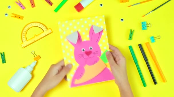 DIY i kreatywność dzieci. Instrukcja krok po kroku: Utwórz kartkę wielkanocną z króliczkiem i marchewką. Ręcznie robione wielkanocne rękodzieło dla dzieci. — Wideo stockowe