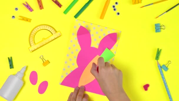 Bricolage et créativité des enfants. Instructions étape par étape : Créez une carte de Pâques avec lapin et carotte. Artisanat de Pâques artisanal pour enfants. — Video