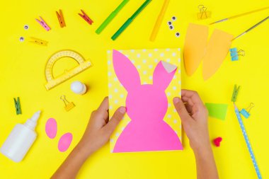 DIY ve çocukların yaratıcılığı. Adım adım: Tavşan ve havuçlu bir Paskalya kartı yap. Çocuklar el yapımı Paskalya gemisi. Üst Görünüm Adımları